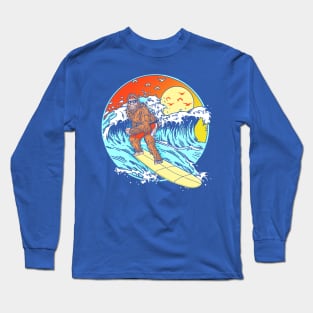 Surfing Bigfoot Funny Beach Sasquatch Surfer Waves Retro 80s Long Sleeve T-Shirt